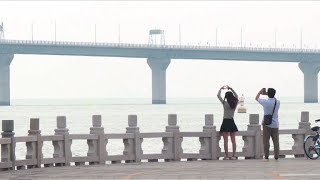 Le pont colossal entre Hong Kong et le continent inauguré mardi [upl. by Atirhs]