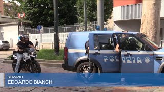 Milano quotCè un uomo armato sul busquot paura in centro lintervento della polizia [upl. by Uhsoj]