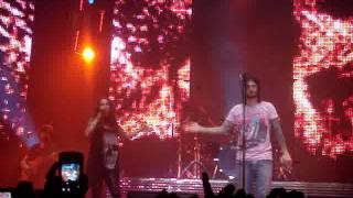 Melendi con Malú Palacio de los Deportes de Madrid quotCon sólo una sonrisaquot [upl. by Ylla]