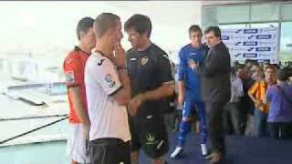 Las nuevas equipaciones del Valencia CF llegaron en barco a su presentación [upl. by Sabir156]