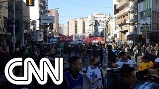 Movimentos sociais e sindicalistas protestam contra governo na Argentina  CNN PRIME TIME [upl. by Linetta]