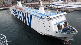 GNV ARIES  amazing spectacular mooring maneuver of the ferry in Naples Italy  4KQualityVideo [upl. by Trula]