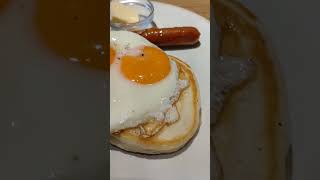 ハワイアンのお店に入ったよ‼️【メ―プル🍯ソ―セ―ジエッグ🍳パンケーキ🥞】と【ぶどう🍇ジュ―ス🥤】を食べたよ‼️おいし―😋 [upl. by Dionisio945]