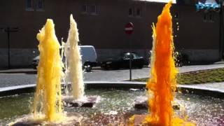 Fontein spuit weer oranje water [upl. by Anaiviv427]