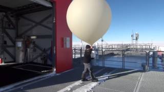 Meteorologie an der NeumayerStation III Der Start einer Radiosonde [upl. by Teerell]