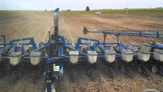 Kinze 2600 planting corn [upl. by Norah637]