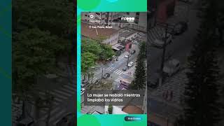 QUEDÓ COLGANDO DE UN PISO 16  Telefe Noticias [upl. by Nautna]