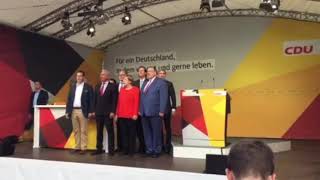 Auf Uniplatz Angela Merkel singt mit Heidelbergern die Nationalhymne [upl. by Sid]