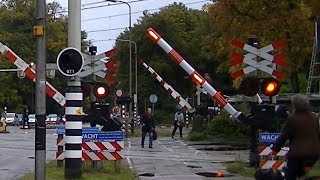 Man raakt opgesloten tussen de spoorbomen op station DriebergenZeist [upl. by Ahsatsan619]