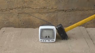 💥Destruyendo una mini TV Destroying a mini TV Détruire une mini TV [upl. by Dnalerb]