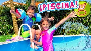 Lara y Niko se bañan en la PISCINA con el Nenuco Nadador [upl. by Glaab]