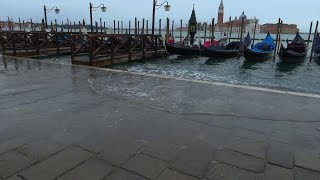 Torna lacqua alta in piazza San Marco lautunno arriva a Venezia [upl. by Flanders]