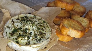 Apéritif express camenbert rôti au four et tranche de pain à lhuile dolive baked camembert 🧀 [upl. by Negrom902]