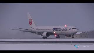 【旭川空港 飛行機動画】ホワイトアウト寸前 JALの767が雪を豪快に巻き上げ超絶リバース Japan AirlinesJAL Boeing767300 JA8980 [upl. by Neidhardt]