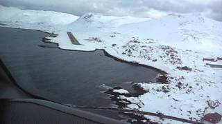 Wideroe Dash 8 cockpit view landing Honningsvåg [upl. by Bornie]