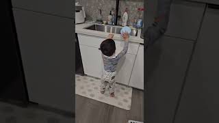 Empty bowls are sinks 다먹고 빈그릇은 싱크대로 cute cutebaby happybaby canada 혼혈아기 shorts [upl. by Lonne]