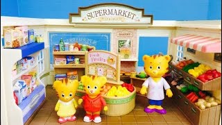 DANIEL TIGER Neighbourhood TOYS Visit Organic Grocery Food Store Supermarket CALICO CRITTERS [upl. by Nnayllas]