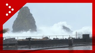 Aci Trezza onde molto alte è tempesta sulla Sicilia orientale [upl. by Fanchie]