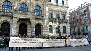 Sindicatos cifran en un 100 el paro en cuatro concesionarias de Bizkaibus [upl. by Tiloine]