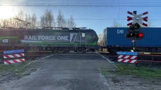 Spoorwegovergang BredaPrinsenbeek  Dutch railroad crossing [upl. by Eelarac]