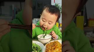 Finally he can eat independently while holding a bowl of rice The dry rice baby is online The [upl. by Llebanna]