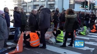 Ultima Generazione blocca il traffico in viale Lucania a Milano calci e offese per gli attivisti [upl. by Derr]