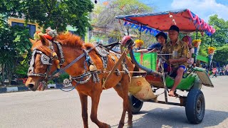 NAIK DELMAN ISTIMEWA 🎶 LAGU TOPI SAYA BUNDAR 🤠 NAIK KUDA DELMAN ONDEL ONDEL BADUT LUCU JOGET [upl. by Niabi]