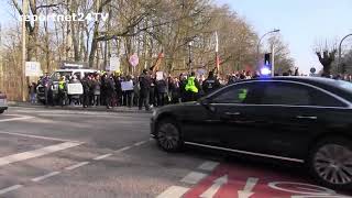 Außenministerin Baerbock in Neuruppin begleitet von Protest gegen Grüne [upl. by Lehcyar]