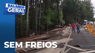 Acidente PR466 carreta sem freios derruba carga em frente ao posto da polícia rodoviária [upl. by Raquel954]