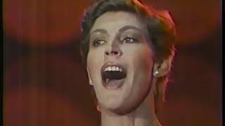 HELEN REDDY  LIVE PERFORMANCE OF I AM WOMAN FROM 1981 [upl. by Haden]