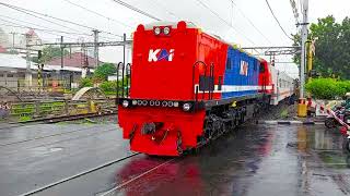 MENGEJAR LOKOMOTIF CC 201 8348 Livery Terbaru 2023 Merah Biru RnB Pertama Kali Datang Ke Daop 1 [upl. by Drawdesemaj681]