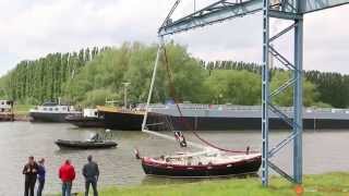 Zeilboot in aanvaring met hijskraan op de Donge bij Raamsdonksveer  Geertruidenberg 20140427 [upl. by Nilkoorb]