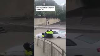 Rescatan con éxito a un hombre atrapado en su coche por la DANA en Barcelona [upl. by Eagle]