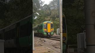 377 620 passing foot crossing in Ashtead for London Victoriahenrystrains543southerntrainspotting [upl. by Ymrots688]