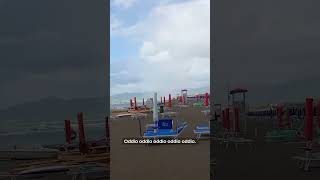 Panico in spiaggia per una violenta tromba d’aria lettini ombrelloni e patino spazzati via [upl. by Kelson]