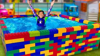 Jannie Le Enseña A Ellie A Nadar En La Piscina Para Niños  Juega Con Divertidos Juguetes Acuáticos [upl. by Bean539]