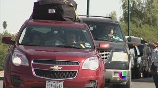 Paisanos viajan en caravanas a México para evitar extorsiones  Noticiero Univisión [upl. by Aya]