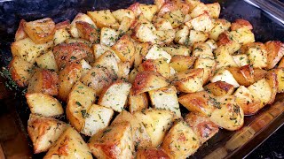 The BEST Crispy Oven Roasted Potatoes  Garlic Herb Roasted Potatoes [upl. by Ardussi989]