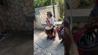 quotRitmos del Djembe Tocando con Músicos Nativos en Jamaicaquot [upl. by Euqinwahs]