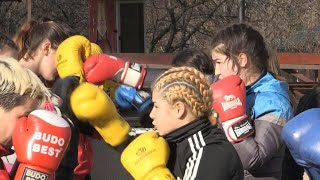 En Roumanie des filles boxent contre le rejet social  AFP [upl. by Etac]