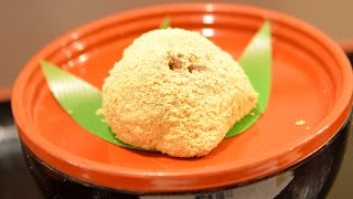 Warabimochi in Kyoto もちつき屋のわらび餅は二段重ねGourmet Report グルメレポート [upl. by Lekym510]