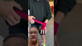 Jeito simples de colocar a bandagem nas mãos reaction muaythai viralvideo shorts [upl. by Ttcos]