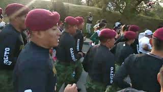 Corriendo y cantando arengas con los paracaidistas en la carrera la Gran Fuerza de México [upl. by Marlie]