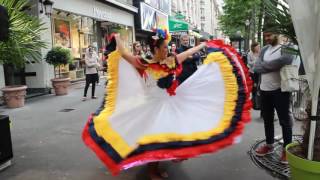 Cumbia Colombiana 1 milliones de vista Calisabor Paris France Francy Barahona [upl. by Otrebron401]