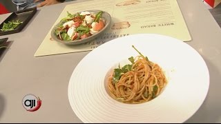 Receta Pesto rosso con ensalada de burrata y manzana [upl. by Laddy888]