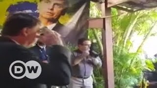 Em sua casa no Rio Bolsonaro presta continência para assessor de Trump [upl. by Nagaem]