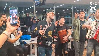 Ulises Bueno improvisó un show en el aeropuerto de Ezeiza [upl. by Piper]