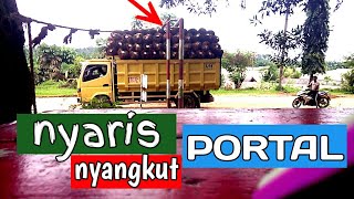 Truck sawit nyaris nyangkut portal [upl. by Eniamaj551]