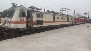 Utsarg Express Arrival At Aishbagh Jn [upl. by Lower]