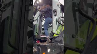 UNE AGRICULTRICE DECHAUME DANS UN TRACTEUR CLAAS  agriculturetracteurs🚜fendtagricultrices [upl. by Tammany]